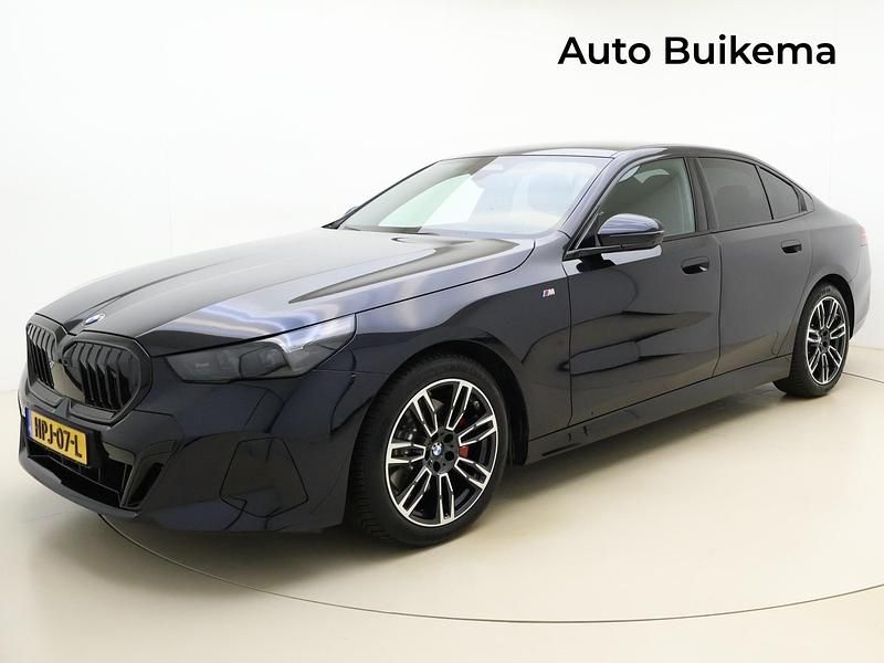 Zwart Gebruikt 2024 BMW 520 M Sport Sedan | € 64.999 (Goede deal) - Afbeelding 1/4
