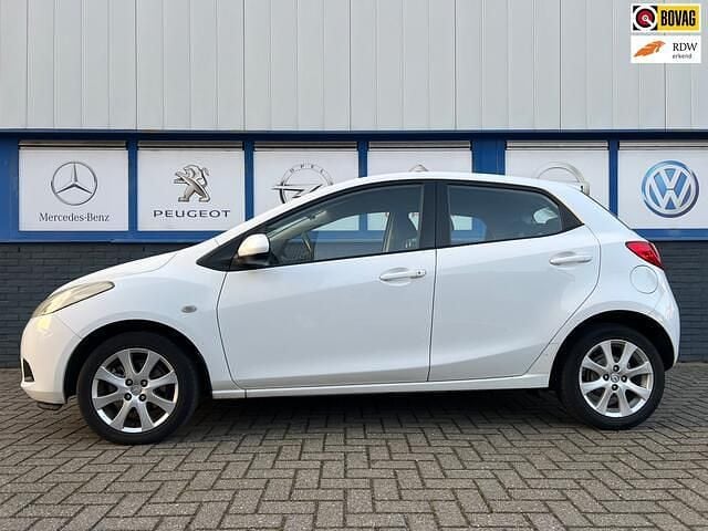 Wit Occasion 2008 Mazda 2 Hatchback | € 2.995 (Goede deal) - Afbeelding 1/4
