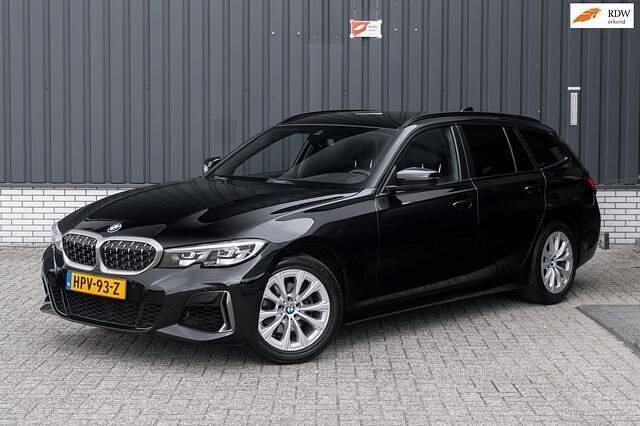 Zwart Gebruikt 2022 BMW 320 Executive Stationwagen | € 34.950 (Goede deal) - Afbeelding 1/4