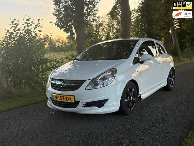 Wit Gebruikt 2009 Opel Corsa Cosmo Hatchback | € 1.099 (Super prijs) - Afbeelding 1/4