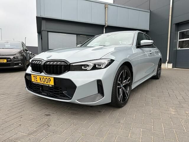 Grijs Gebruikt 2024 BMW 320 M Sport Sedan | € 45.650 (Eerlijke prijs) - Afbeelding 1/4