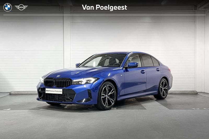 Portimao blau metallic (blauw metallic) Gebruikt 2024 BMW 318 M Sport Sedan | € 39.899 (Goede deal) - Afbeelding 1/4