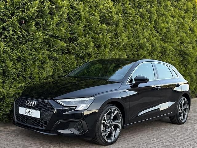 Zwart Occasion 2024 Audi A3 Sportback S-Line Hatchback | € 31.890 (Super prijs) - Afbeelding 1/4