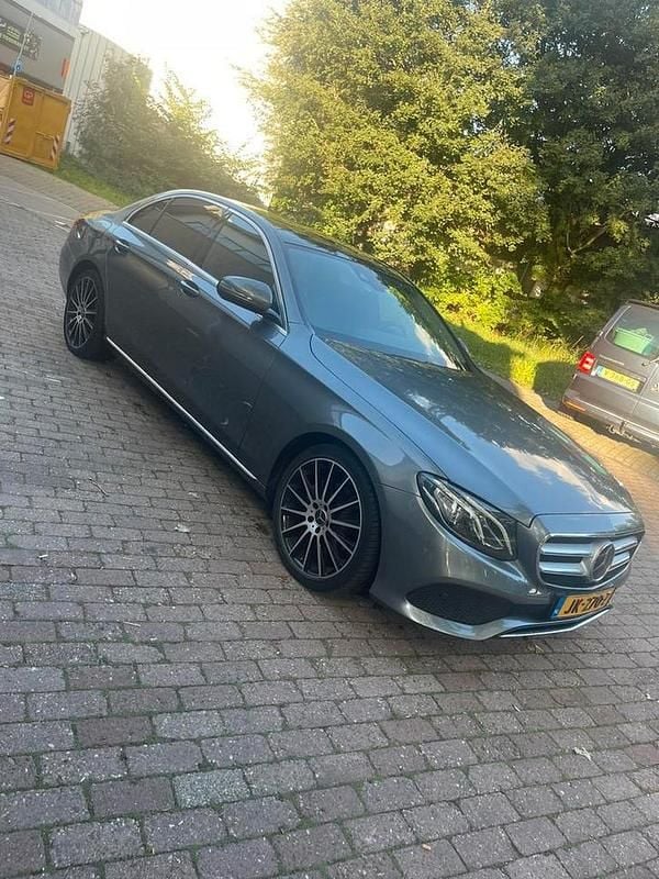 Grijs Gebruikt 2016 Mercedes E200 Ambition Sedan | € 23.950 (Eerlijke prijs) - Afbeelding 1/4