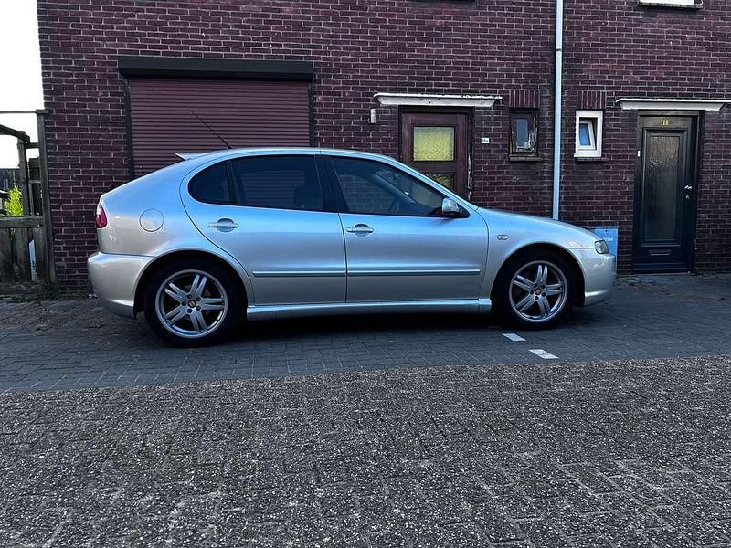 Occasion Seat Leon 204 PK (150 kW) 2003 Zilver Hatchback