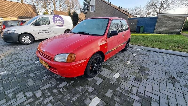 Rood Occasion 1997 Toyota Starlet Hatchback | € 1.200 (Eerlijke prijs) - Afbeelding 1/4