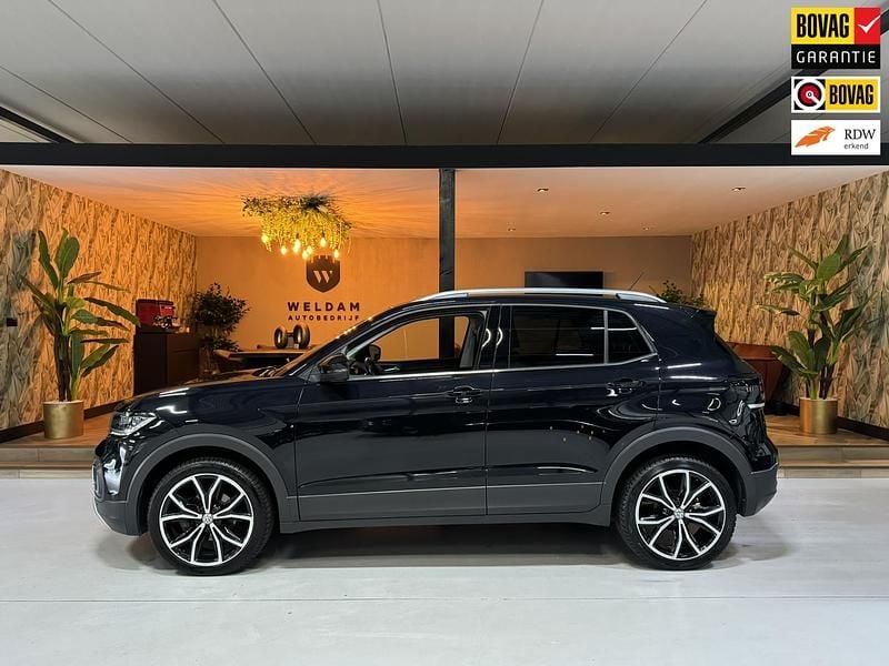 Zwart Gebruikt 2020 VW T-Cross Style SUV | € 22.985 (Eerlijke prijs) - Afbeelding 1/4
