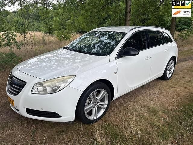 Wit Gebruikt 2009 Opel Insignia Business Stationwagen | € 3.350 (Iets duurder) - Afbeelding 1/4