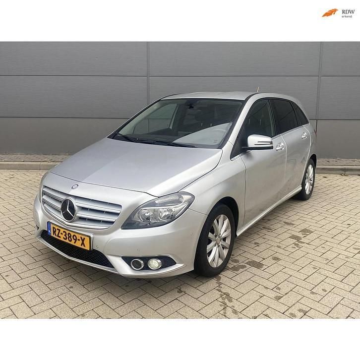 Grijs Gebruikt 2014 Mercedes B180 Prestige MPV | € 5.650 (Iets duurder) - Afbeelding 1/1