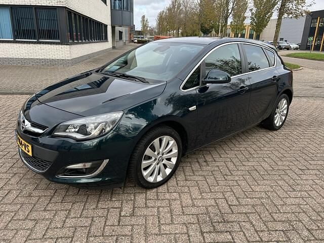 Occasion Opel Astra Design Edition 140 PK (102 kW) 2014 Groen Hatchback