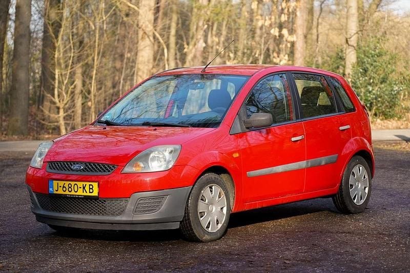 Rood Occasion 2006 Ford Fiesta Hatchback | € 1.150 (Goede deal) - Afbeelding 1/4