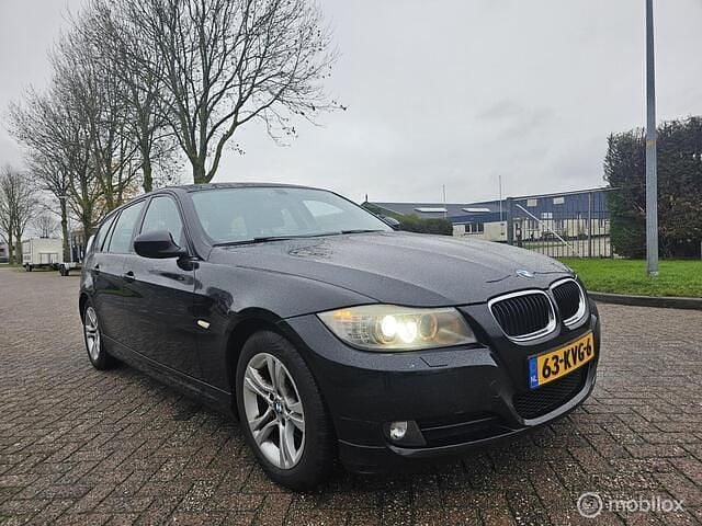 Zwart Gebruikt 2010 BMW 318 Stationwagen | € 2.799 (Goede deal) - Afbeelding 1/4