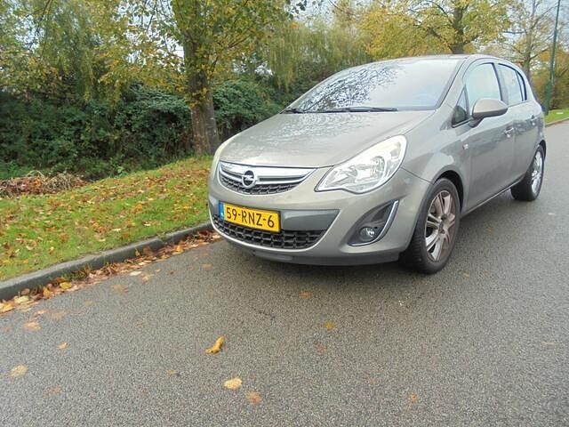 Bruin Occasion 2011 Opel Corsa Cosmo Hatchback | € 3.495 (Eerlijke prijs) - Afbeelding 1/4