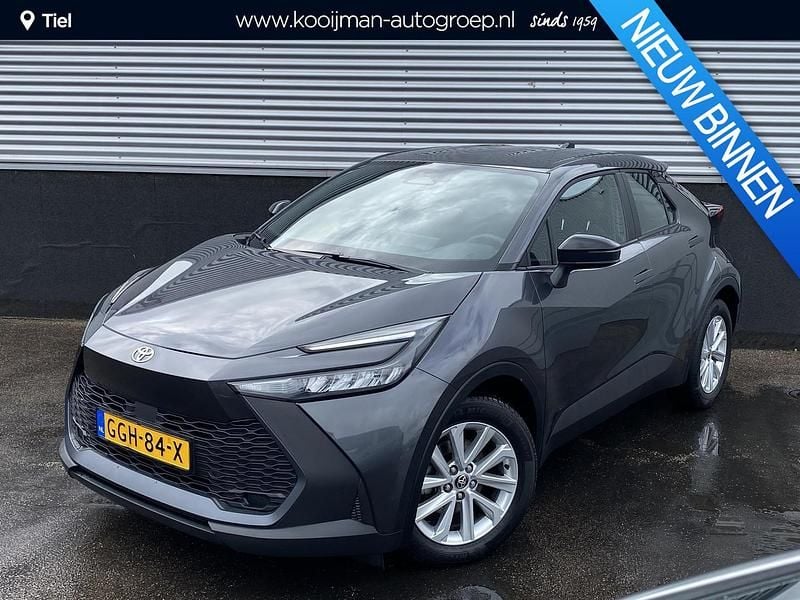 Ash grey metallic (grijs metallic) Gebruikt 2024 Toyota C-HR+ Active SUV | € 29.850 - Afbeelding 1/4