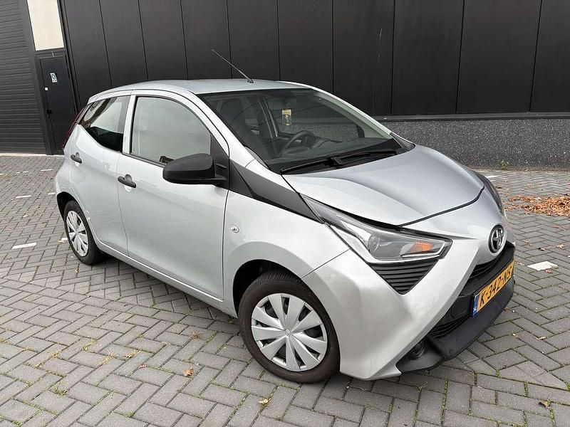 Grijs Gebruikt 2021 Toyota Aygo Hatchback | € 7.740 (Super prijs) - Afbeelding 1/4