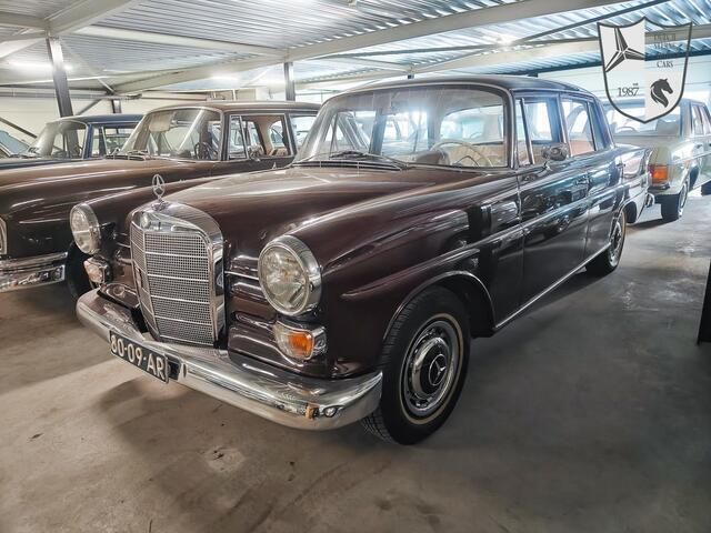 Rood Gebruikt 1966 Mercedes 200 Sedan | € 22.950 - Afbeelding 1/4