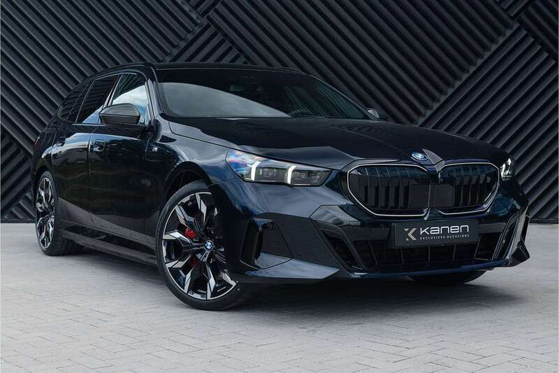 Zwart, metallic lak Nieuw 2025 BMW 550 M Sport Stationwagen | € 119.900 - Afbeelding 1/4