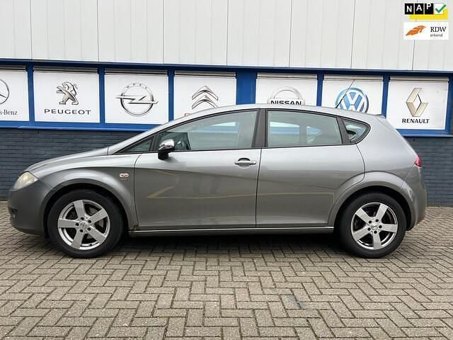 Grijs (metallic) Occasion 2008 Seat Leon Stylance Hatchback | € 1.350 (Goede deal) - Afbeelding 1/4