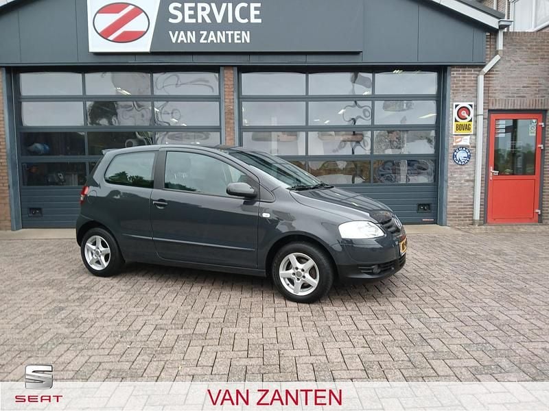 Grijs Gebruikt 2010 VW Fox Trendline Hatchback | € 2.250 (Eerlijke prijs) - Afbeelding 1/4