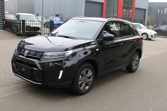 Zwart Gebruikt 2025 Suzuki Vitara SUV | € 28.250 (Eerlijke prijs) - Afbeelding 1/4