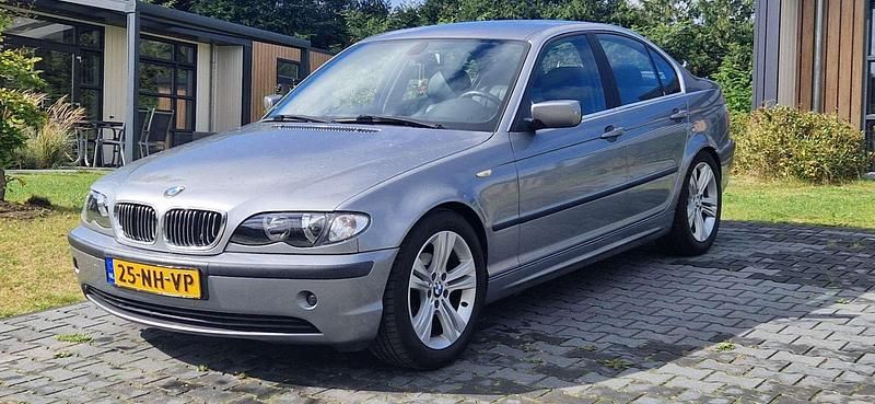 Grijs Gebruikt 2003 BMW 320 Sedan | € 3.000 (Eerlijke prijs) - Afbeelding 1/4