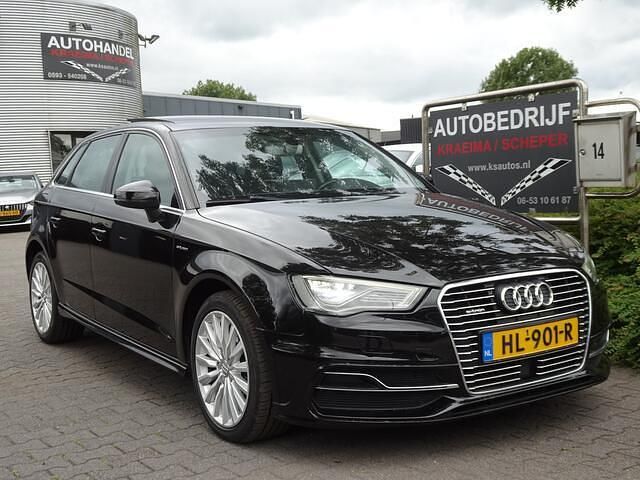 Zwart Gebruikt 2015 Audi A3 Sportback Attraction Hatchback | € 11.750 - Afbeelding 1/4