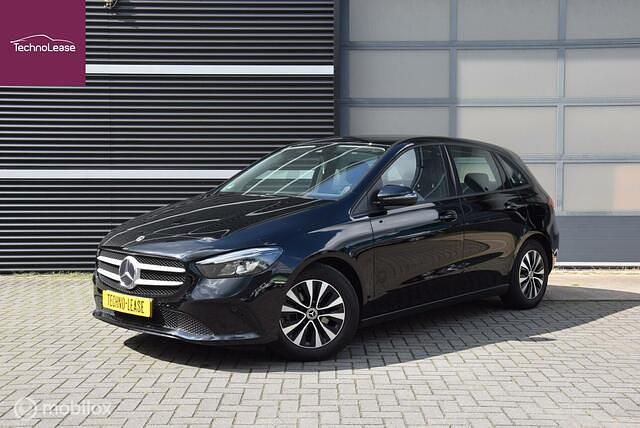 Zwart Gebruikt 2021 Mercedes B180 Business MPV | € 24.450 (Eerlijke prijs) - Afbeelding 1/4