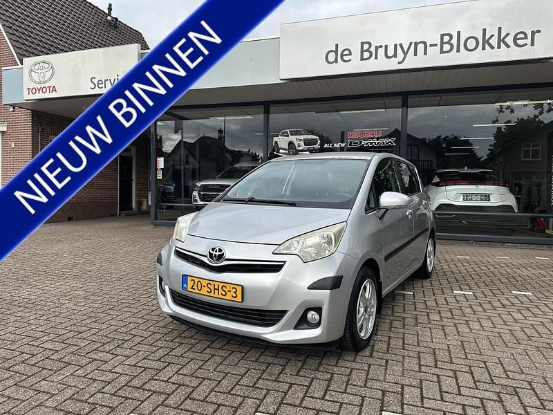 Grijs Gebruikt 2011 Toyota Verso-S MPV | € 8.950 (Eerlijke prijs) - Afbeelding 1/4