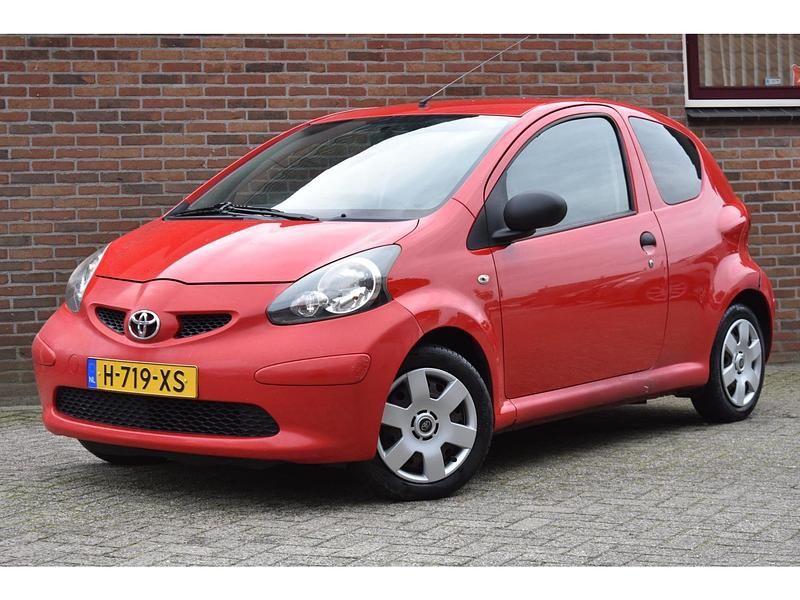 Rood Gebruikt 2007 Toyota Aygo Hatchback | € 1.449 (Eerlijke prijs) - Afbeelding 1/4