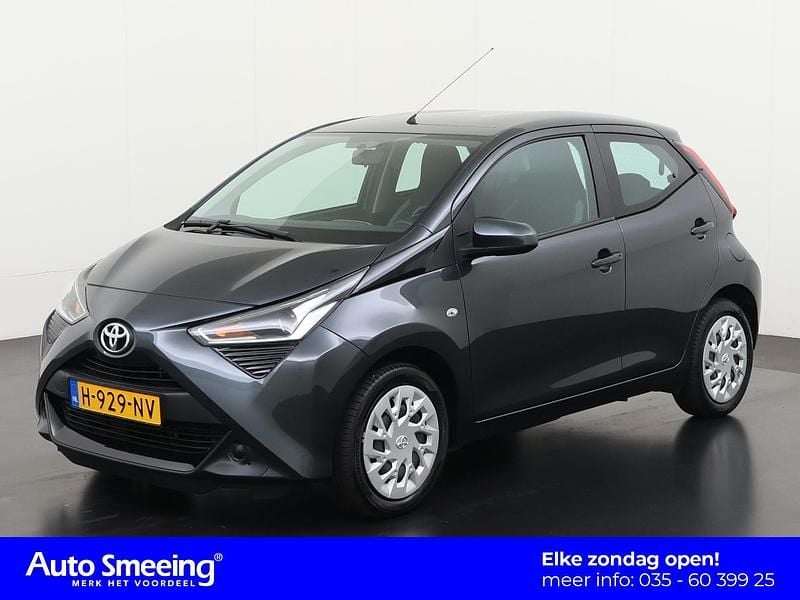 Grijs Gebruikt 2020 Toyota Aygo X-play Hatchback | € 11.945 (Eerlijke prijs) - Afbeelding 1/4