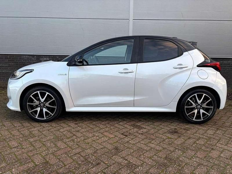 Occasion Toyota Yaris Hybrid Executive 116 PK (85 kW) 2021 Wit (parellak) Hatchback