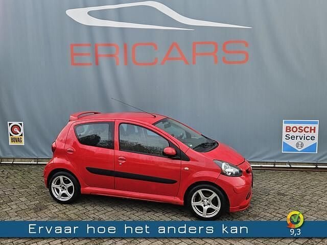 Rood Occasion 2008 Toyota Aygo Hatchback | € 3.450 (Eerlijke prijs) - Afbeelding 1/4