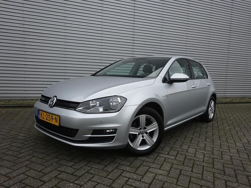 Grijs Occasion 2016 VW Golf Sportsvan Highline MPV | € 10.950 (Goede deal) - Afbeelding 1/4