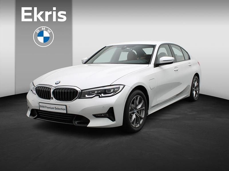 Wit Occasion 2020 BMW 330e Executive Sedan | € 32.900 (Goede deal) - Afbeelding 1/4