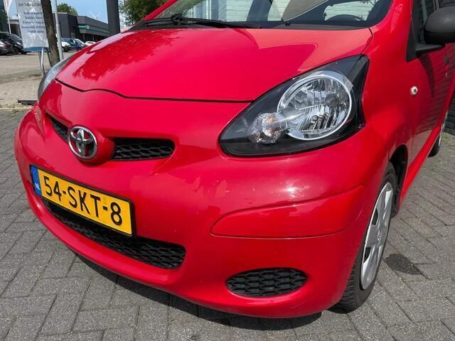 Occasion Toyota Aygo 68 PK (50 kW) 2011 Rood Hatchback