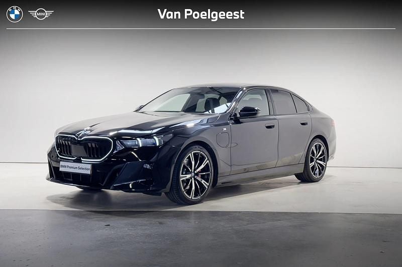 Zwart, metallic lak Gebruikt 2024 BMW 530e M Sport Sedan | € 63.895 - Afbeelding 1/4