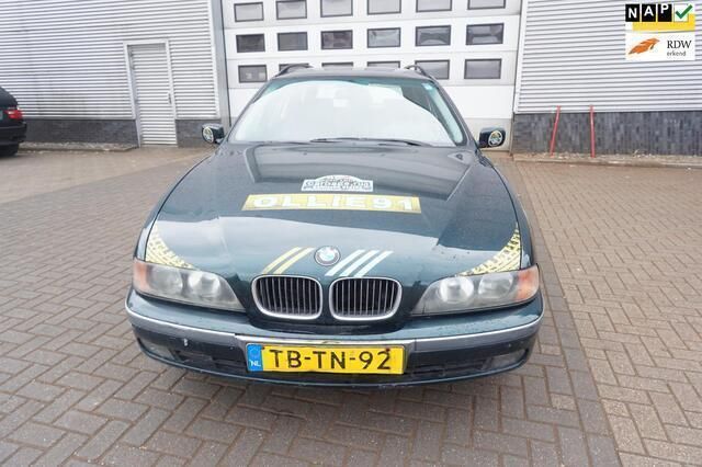 Groen, metallic lak Gebruikt 1998 BMW 523 Executive Stationwagen | € 1.950 - Afbeelding 1/4