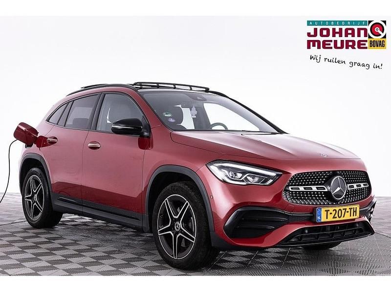 Rood Occasion 2023 Mercedes GLA250 AMG line SUV | € 38.900 (Super prijs) - Afbeelding 1/4