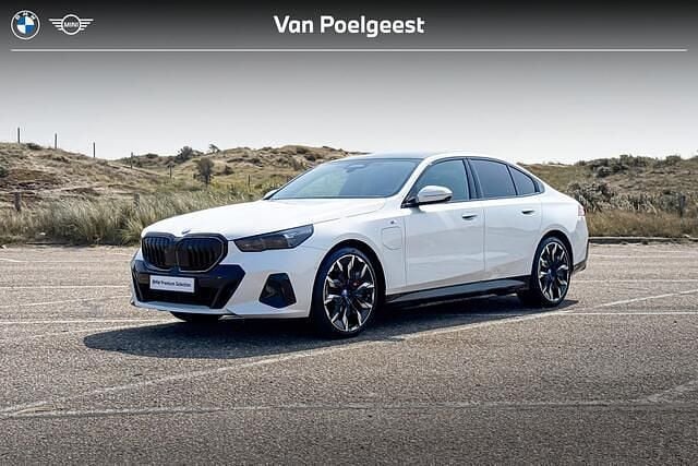 Mineralweiss metallic (a96) (wit metallic) Gebruikt 2025 BMW 550e M Sport Sedan | € 90.900 (Super prijs) - Afbeelding 1/4