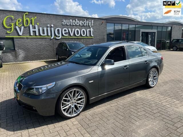 Grijs, metallic lak Gebruikt 2004 BMW 545 Executive Sedan | € 8.950 - Afbeelding 1/4