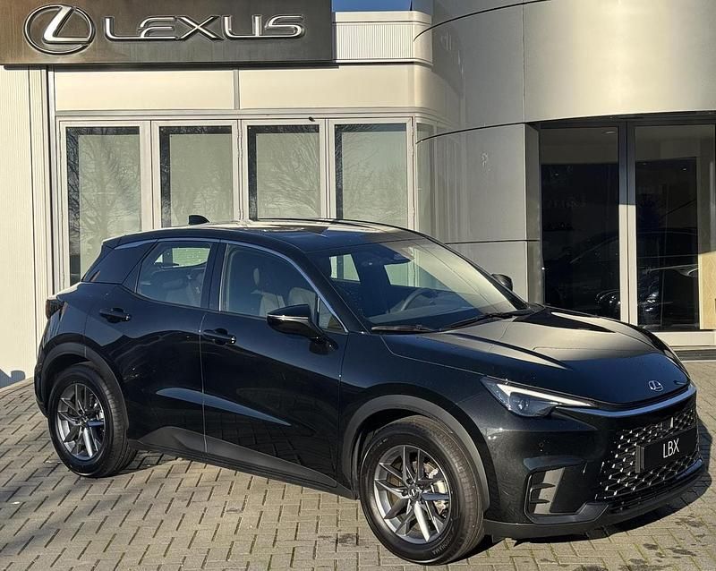 Zwart Occasion 2025 Lexus LBX SUV | € 33.999 (Eerlijke prijs) - Afbeelding 1/4