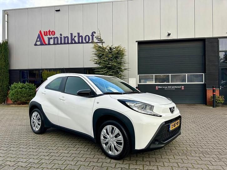 Wit Gebruikt 2024 Toyota Aygo X Play SUV | € 15.950 - Afbeelding 1/4