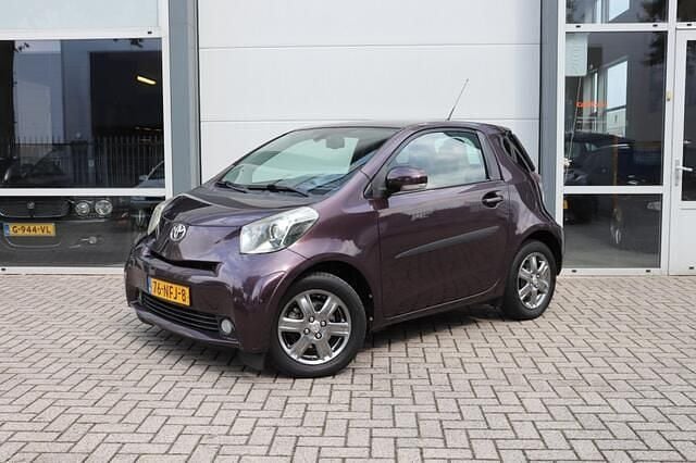 Paars Gebruikt 2010 Toyota iQ Hatchback | € 5.950 (Iets duurder) - Afbeelding 1/4