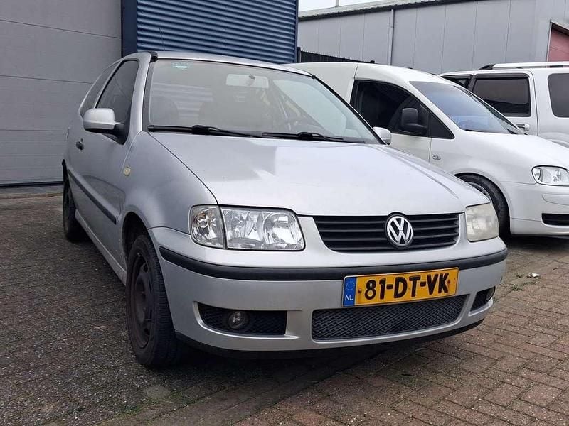Zilver Occasion 2000 VW Polo Trendline Hatchback | € 1.650 (Eerlijke prijs) - Afbeelding 1/4