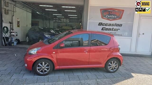 Rood Gebruikt 2012 Toyota Aygo Hatchback | € 3.750 (Eerlijke prijs) - Afbeelding 1/4