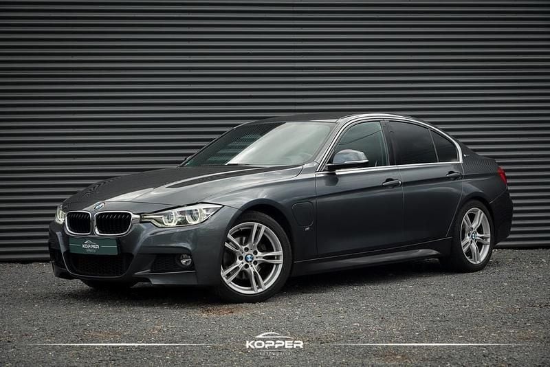 Grijs Gebruikt 2016 BMW 330e Executive Sedan | € 15.950 (Eerlijke prijs) - Afbeelding 1/4