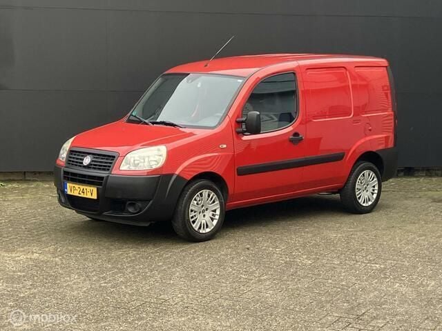 Rood Occasion 2008 Fiat Doblò Basis MPV | € 2.950 (Goede deal) - Afbeelding 1/4