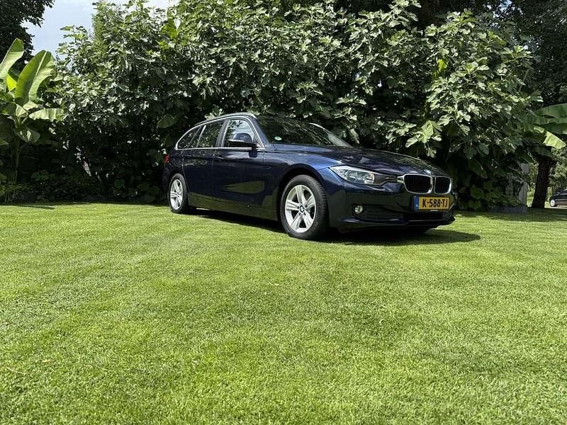 Blauw, metallic lak Gebruikt 2014 BMW 316 Executive Stationwagen | € 9.950 (Goede deal) - Afbeelding 1/4