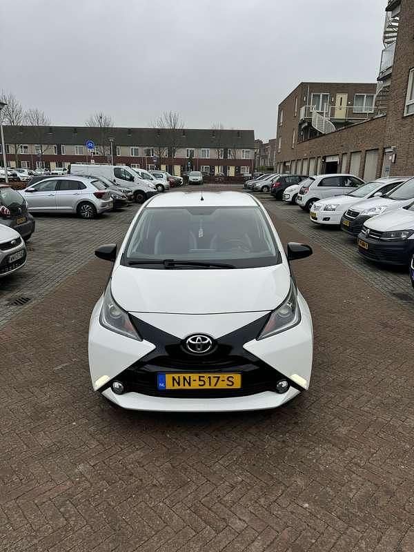 Wit Gebruikt 2017 Toyota Aygo X-play Hatchback | € 6.300 (Super prijs) - Afbeelding 1/4