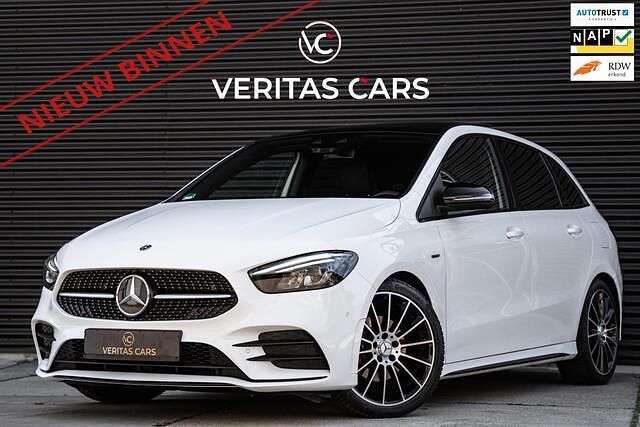 Wit Gebruikt 2022 Mercedes B200 AMG line MPV | € 32.450 (Eerlijke prijs) - Afbeelding 1/4